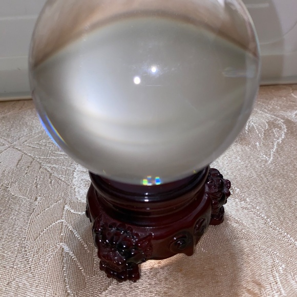 Amlong Crystal Ball and Lion Resin Stand - Picture 3 of 11
